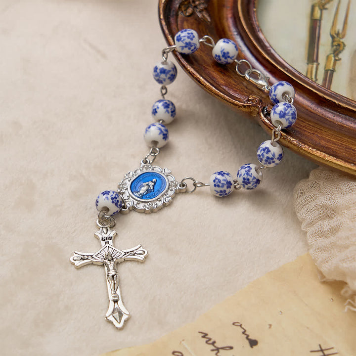 Chapelet de voiture en céramique à fleurs bleues de Christianartworkshop : un symbole de protection mariale pour votre voiture - image 2