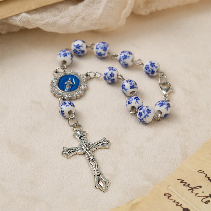 Chapelet de voiture en céramique à fleurs bleues de Christianartworkshop : un symbole de protection mariale pour votre voiture - image 4