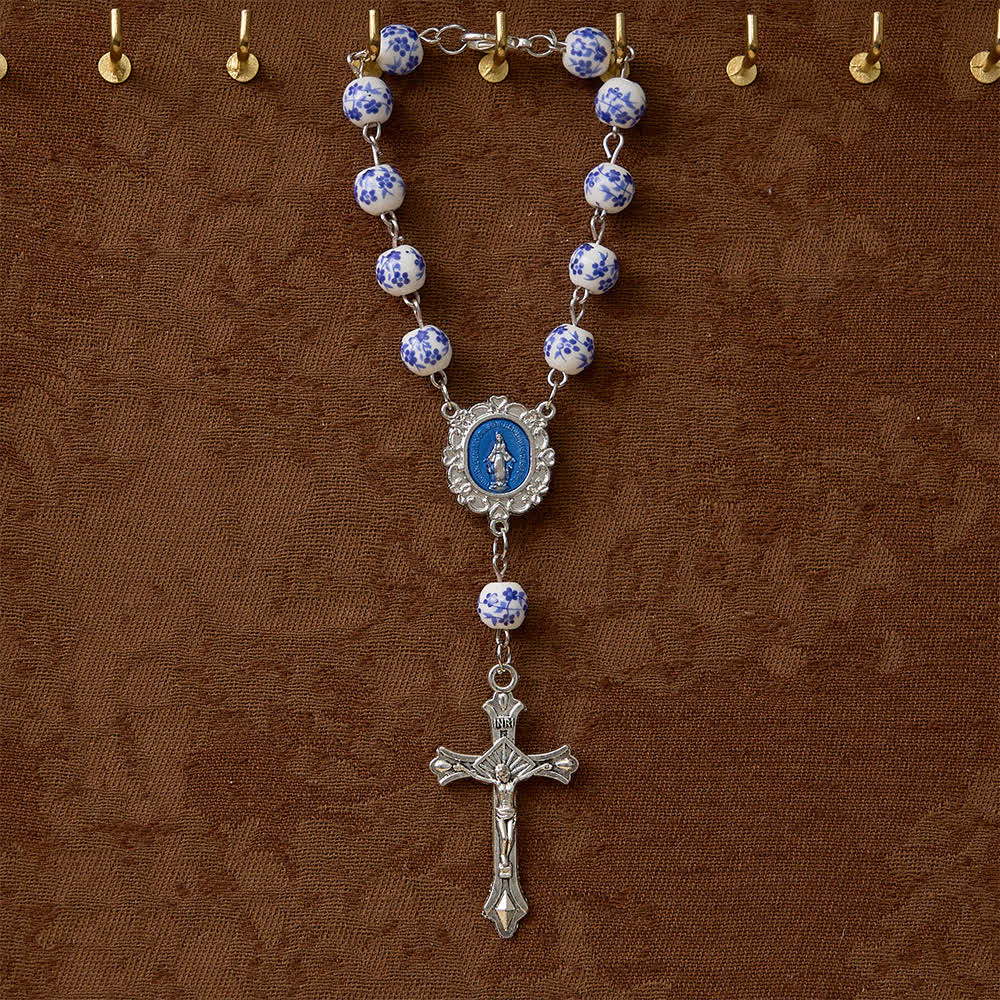 Chapelet de voiture en céramique à fleurs bleues de Christianartworkshop : un symbole de protection mariale pour votre voiture - image 1