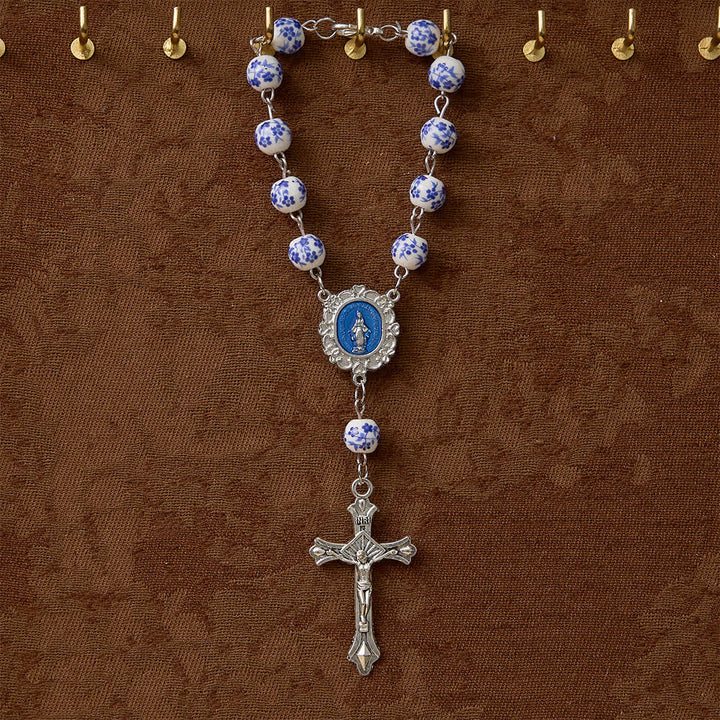 Chapelet de voiture en céramique à fleurs bleues de Christianartworkshop : un symbole de protection mariale pour votre voiture - image 1