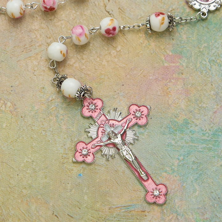 Christianartworkshop Chapelet en perles de céramique à motif floral avec médaille émaillée de la Vierge Marie et crucifix rose - image 8