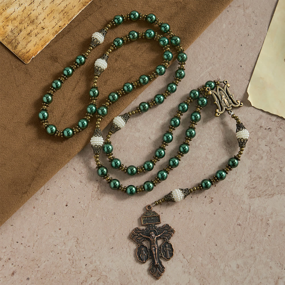 Christianartworkshop Chapelet vintage en métal vert et perles : emblème de l'espérance divine et de la grâce mariale - Notre-Dame et le Crucifix - image 0