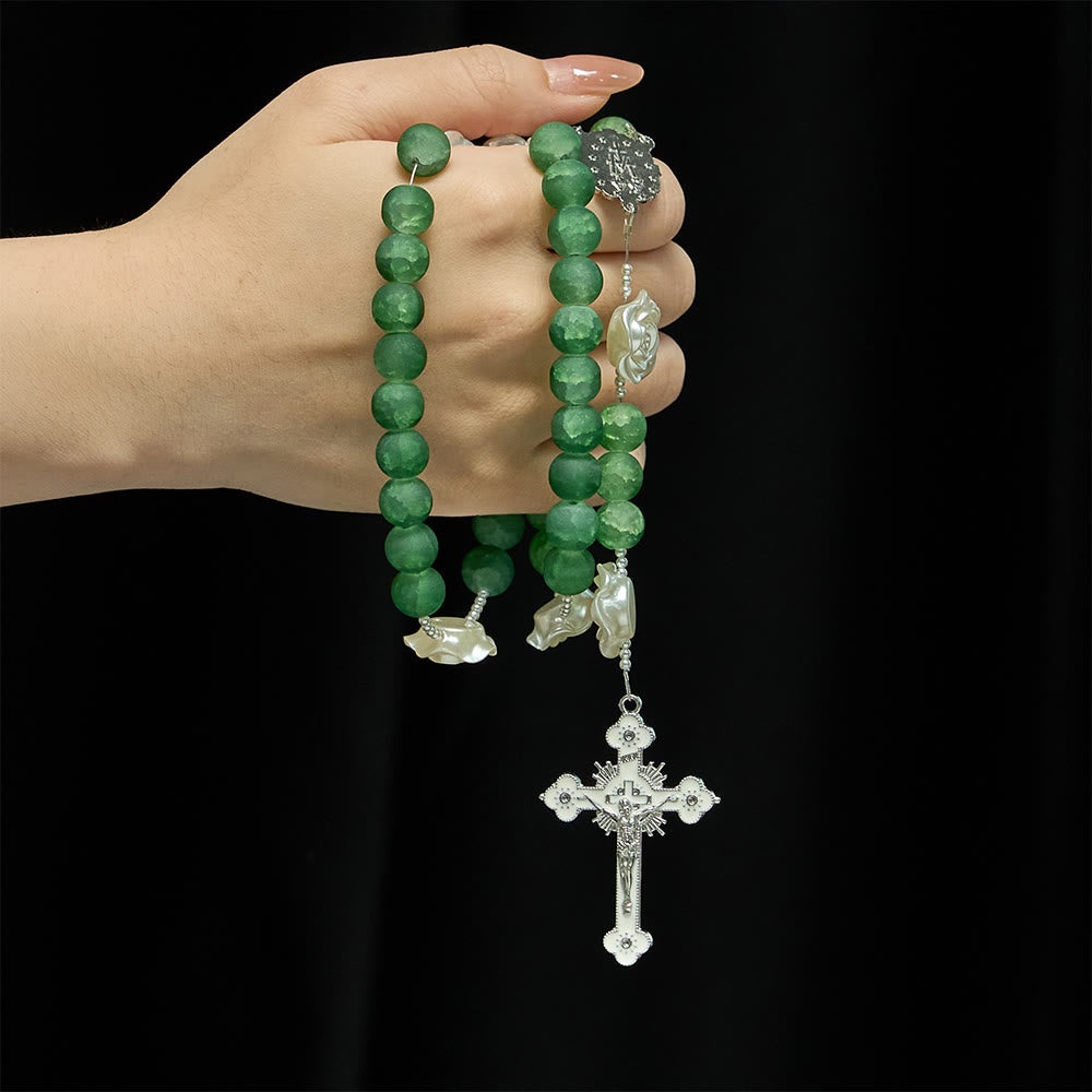 Christianartworkshop Chapelet camélia en verre vert dépoli : emblème de pureté divine et de grâce mariale - image 1