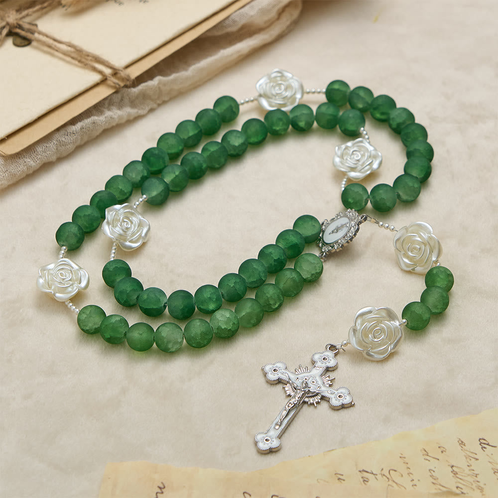 Christianartworkshop Chapelet camélia en verre vert dépoli : emblème de pureté divine et de grâce mariale - image 4
