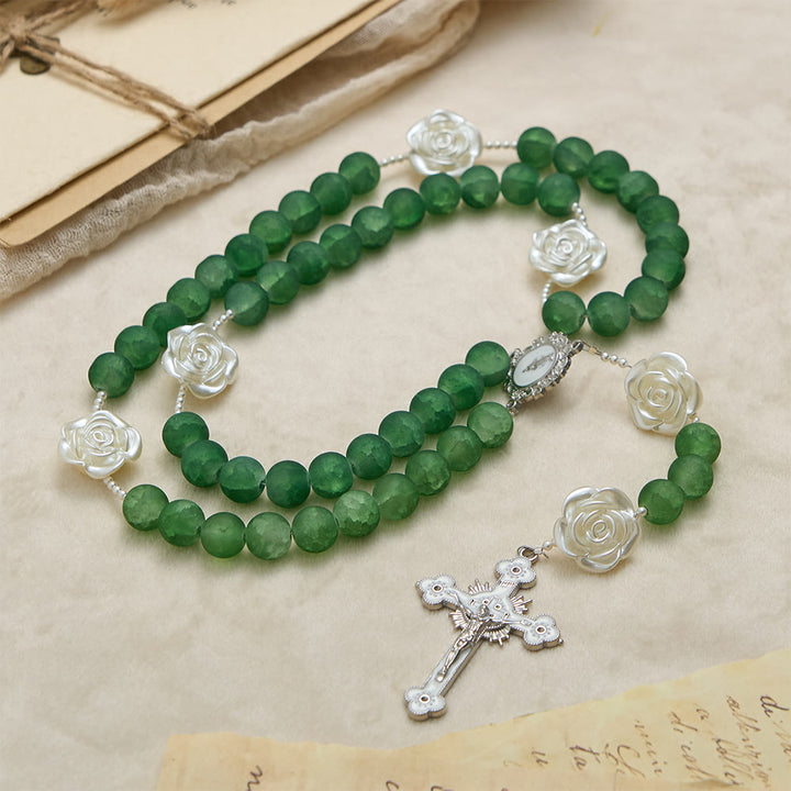 Christianartworkshop Chapelet camélia en verre vert dépoli : emblème de pureté divine et de grâce mariale - image 4