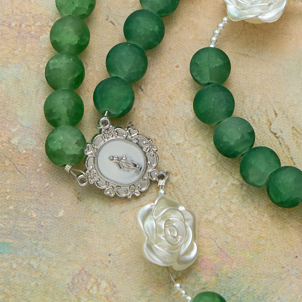 Christianartworkshop Chapelet camélia en verre vert dépoli : emblème de pureté divine et de grâce mariale - image 7