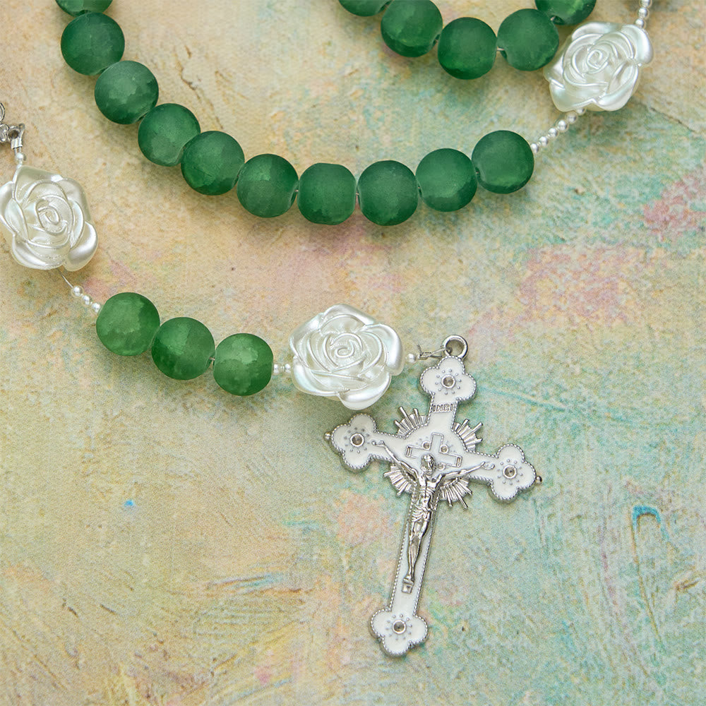 Christianartworkshop Chapelet camélia en verre vert dépoli : emblème de pureté divine et de grâce mariale - image 8