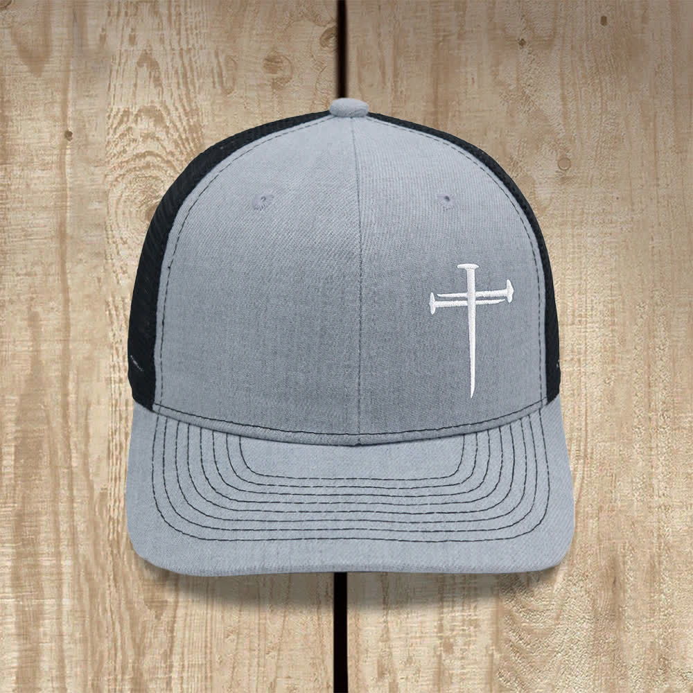 Christianartworkshop Casquette trucker minimaliste brodée d'une croix et d'un clou - Gris clair + Noir - image 0
