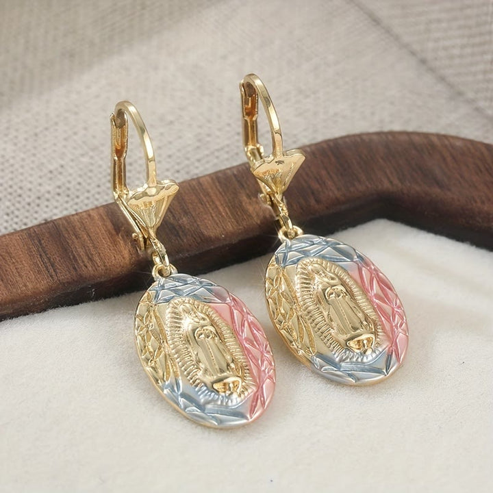 Christianartworkshop Boucles d'oreilles pendantes ovales ornées de Notre-Dame : symbole de grâce maternelle et de protection divine - image 4