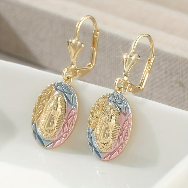 Christianartworkshop Boucles d'oreilles pendantes ovales ornées de Notre-Dame : symbole de grâce maternelle et de protection divine - image 1