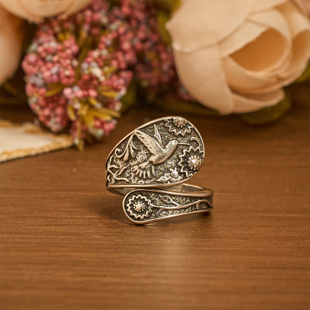 Bague ajustable Colibri et Saint-Esprit de Christianartworkshop : Emblème de la grâce divine et de la joie naturelle - Convient aux tailles américaines 6 à 9 - image 0
