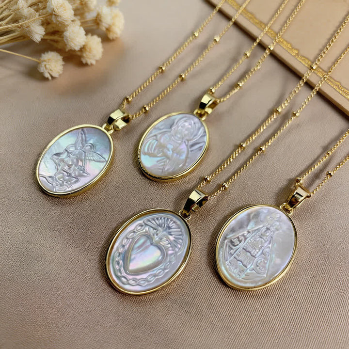 Christianartworkshop Collier de perles blanches naturelles représentant le Sacré-Cœur, Jésus, la Vierge Marie et saint Michel - image 0