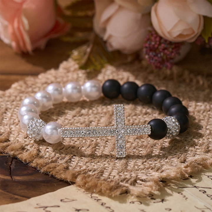 Christianartworkshop Ensemble de deux bracelets croix en perles blanches et noires mates : emblème de pureté et de rédemption divines - image 3