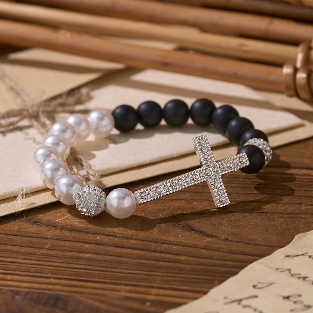Christianartworkshop Ensemble de deux bracelets croix en perles blanches et noires mates : emblème de pureté et de rédemption divines - image 1