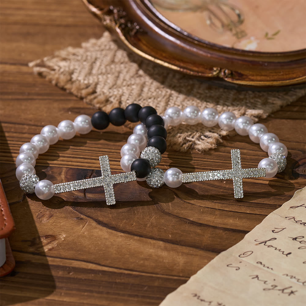 Christianartworkshop Ensemble de deux bracelets croix en perles blanches et noires mates : emblème de pureté et de rédemption divines - Lot de 2 - image 0