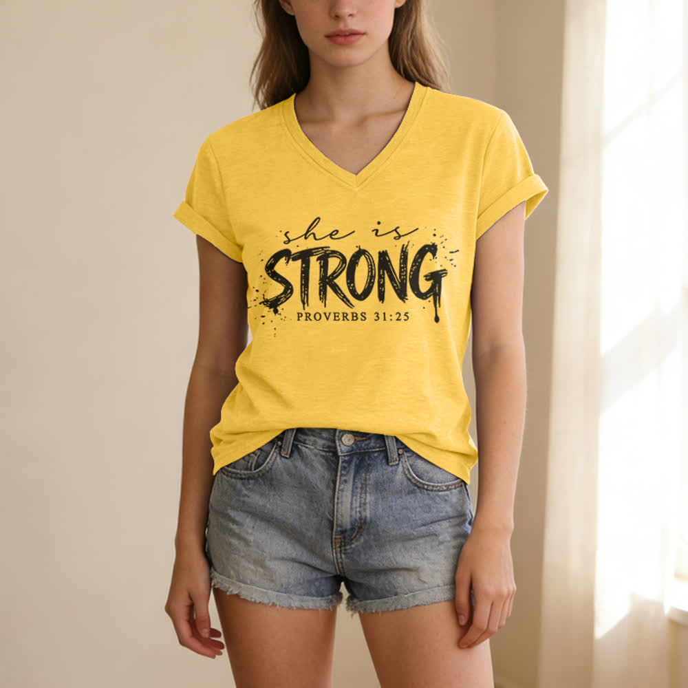 Christianartworkshop Elle est forte Proverbes 31:25 T-shirt décontracté à col en V - image 7