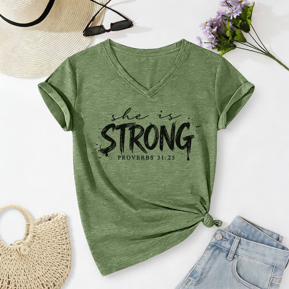 Christianartworkshop Elle est forte Proverbes 31:25 T-shirt décontracté à col en V - Vert olive - 2XL - image 0
