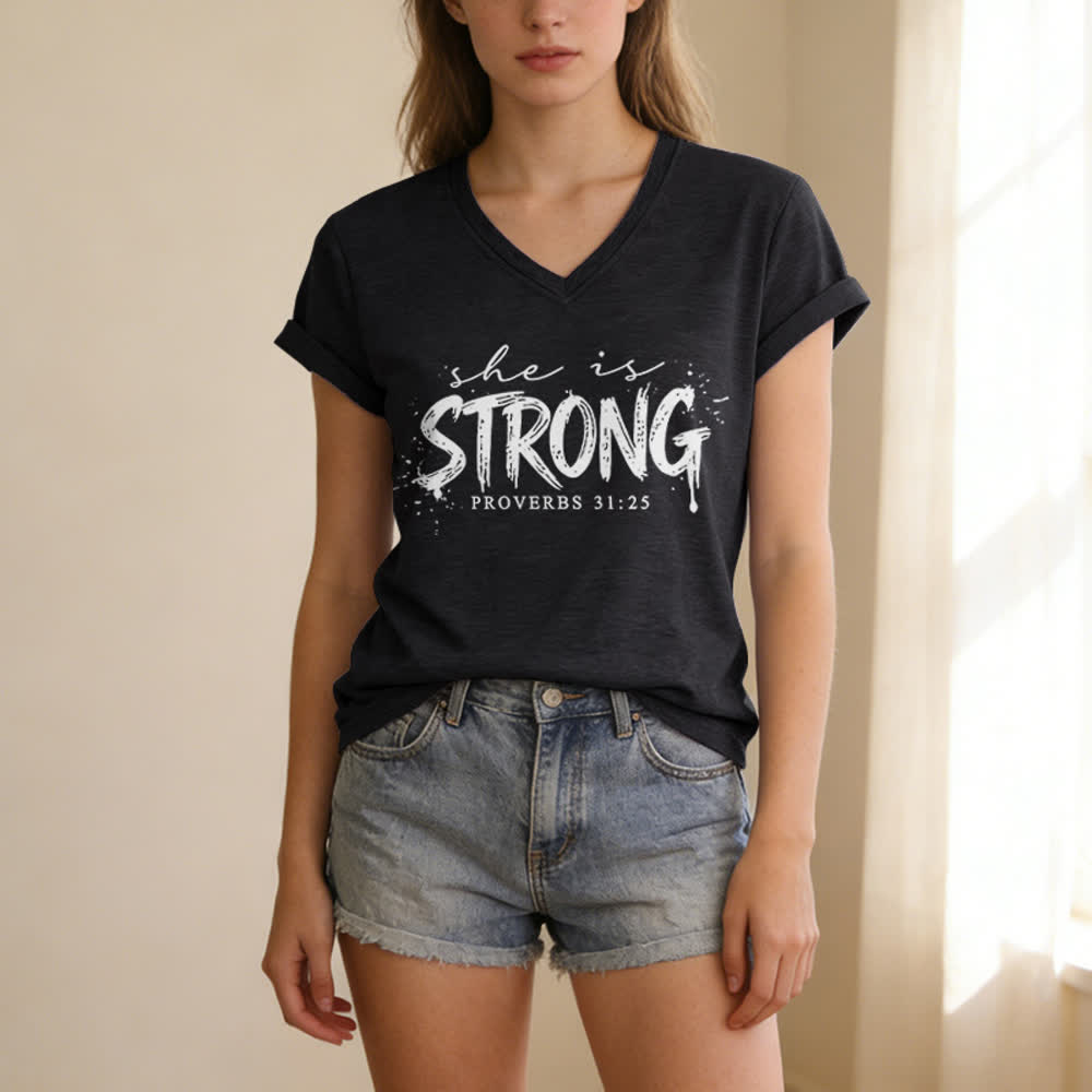 Christianartworkshop Elle est forte Proverbes 31:25 T-shirt décontracté à col en V - image 13