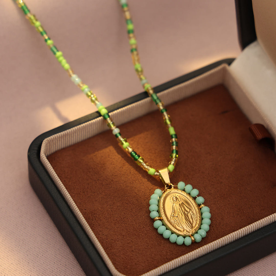 Christianartworkshop Collier avec médaille Notre-Dame et bordure perlée : emblème de la dévotion mariale - Vert - image 6