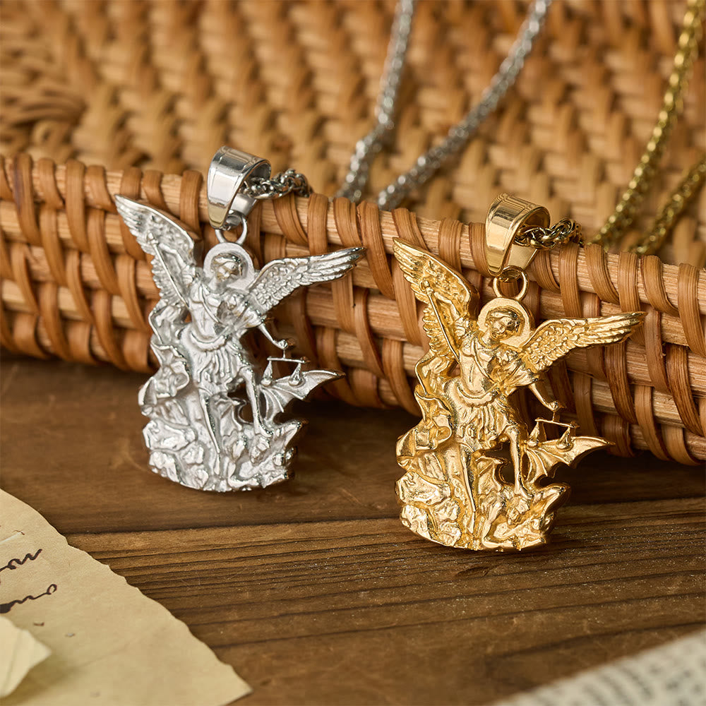 Collier pendentif bicolore Saint Michel Archange de Christianartworkshop : emblème de la protection divine - image 0