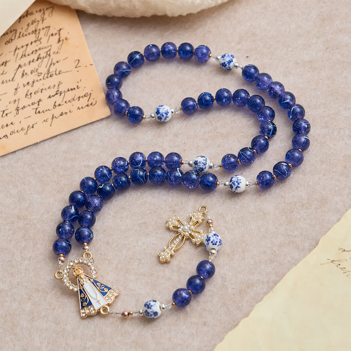 Christianartworkshop Chapelet en verre craquelé bleu foncé et perles de porcelaine avec une pièce maîtresse représentant Notre-Dame d'Aparecida - Notre-Dame et le Crucifix - image 0