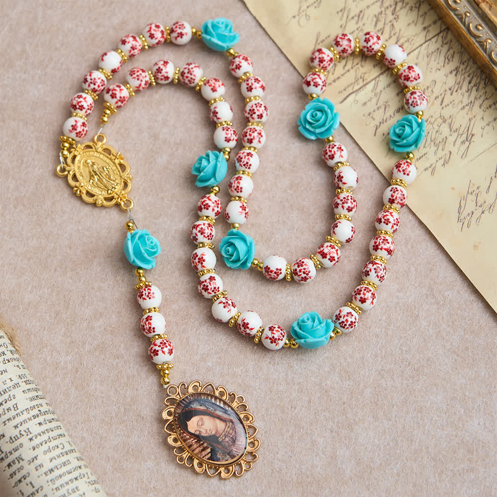 Christianartworkshop Chapelet des Sept Douleurs en perles de céramique rouge et blanche, orné d'une rose turquoise et d'une médaille de la Vierge Marie. - Notre-Dame et Médaille - image 0
