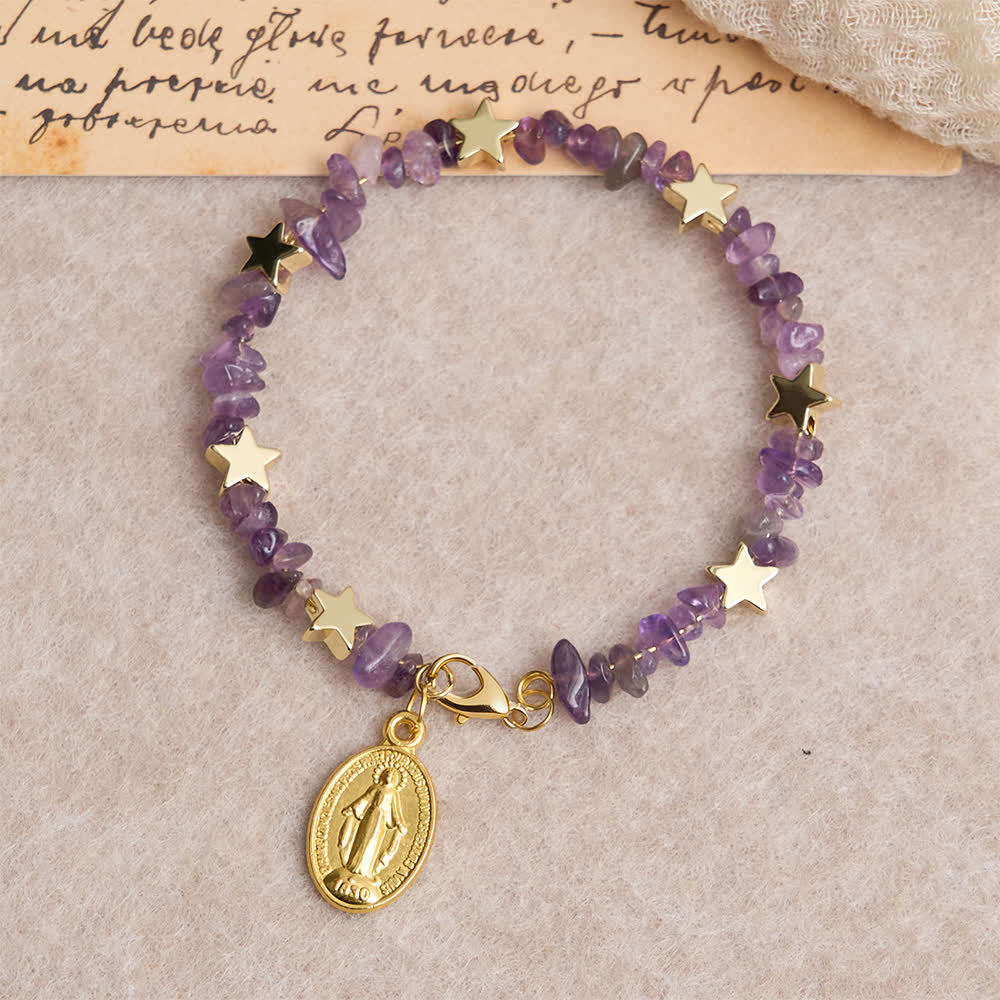 Christianartworkshop Bracelet chapelet en fil mémoire orné d'éclats d'améthyste naturelle et d'une médaille de Notre-Dame - Tour de poignet : 18-23 cm (7,08-9,06 pouces) - image 0