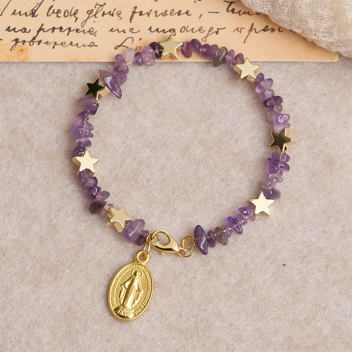 Christianartworkshop Bracelet chapelet en fil mémoire orné d'éclats d'améthyste naturelle et d'une médaille de Notre-Dame - Tour de poignet : 18-23 cm (7,08-9,06 pouces) - image 0