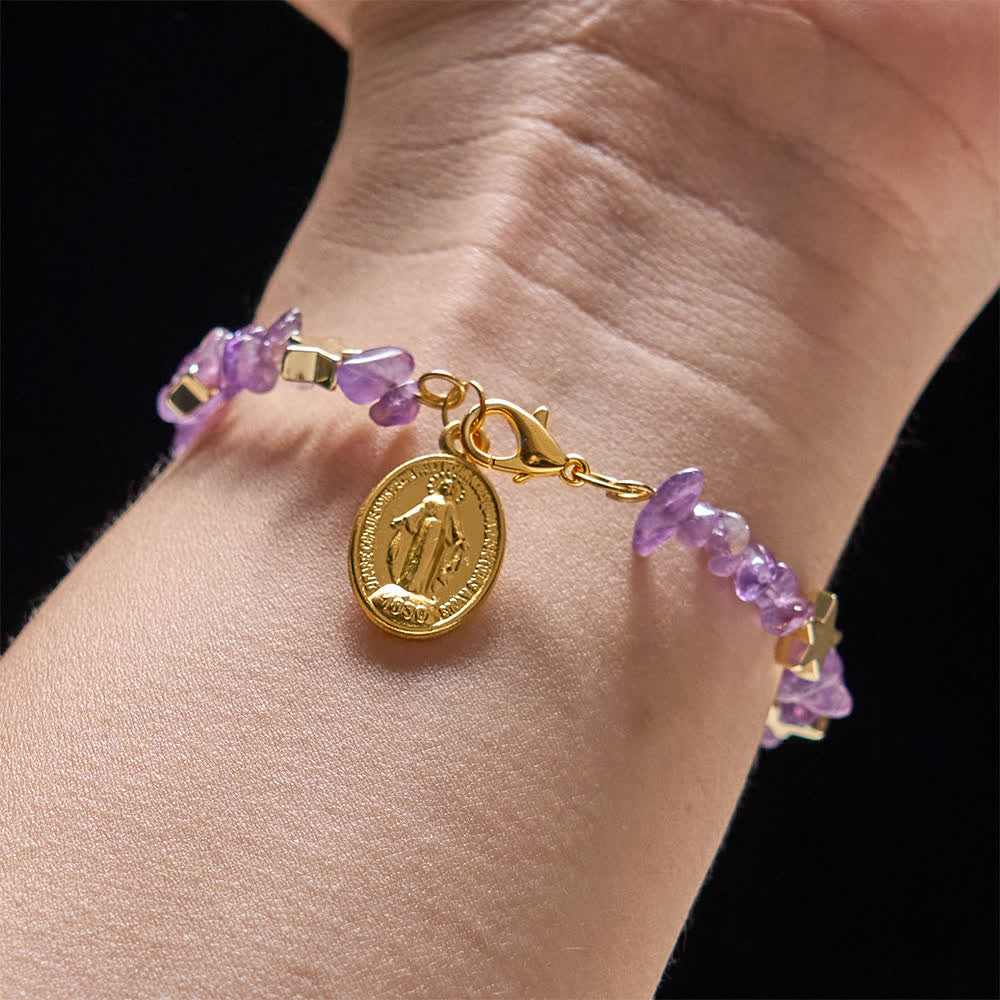 Christianartworkshop Bracelet chapelet en fil mémoire orné d'éclats d'améthyste naturelle et d'une médaille de Notre-Dame - image 1