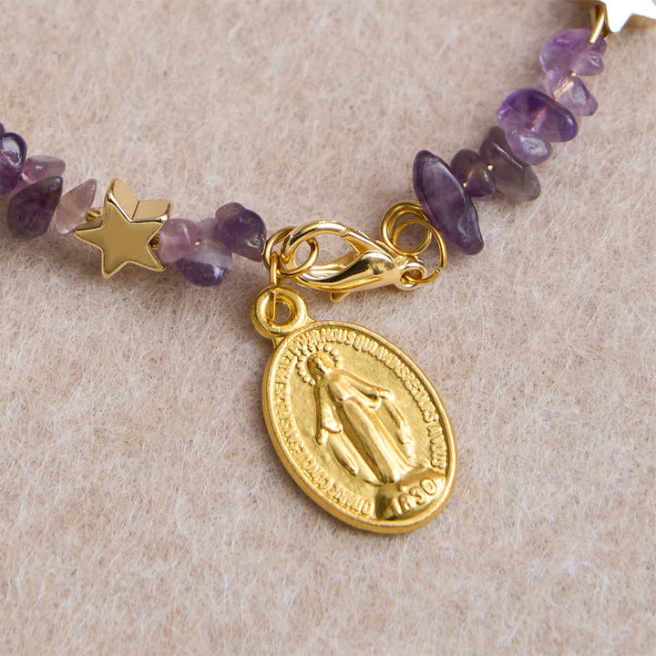 Christianartworkshop Bracelet chapelet en fil mémoire orné d'éclats d'améthyste naturelle et d'une médaille de Notre-Dame - image 8