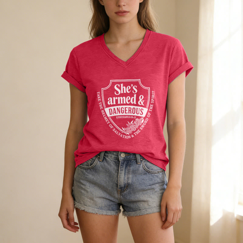 Christianartworkshop T-shirt décontracté à col en V « Elle est armée et dangereuse » - image 23