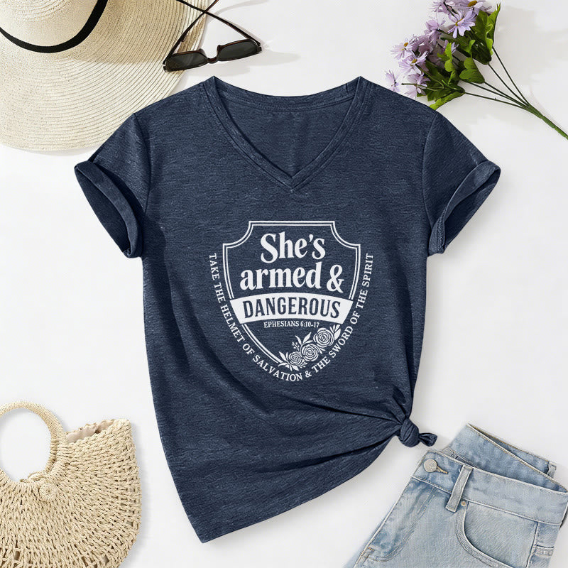Christianartworkshop T-shirt décontracté à col en V « Elle est armée et dangereuse » - Bleu marine - 2XL - image 18