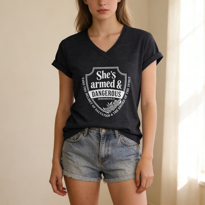 Christianartworkshop T-shirt décontracté à col en V « Elle est armée et dangereuse » - image 15