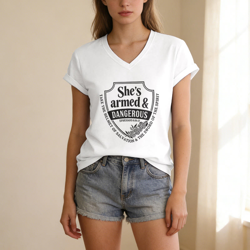 Christianartworkshop T-shirt décontracté à col en V « Elle est armée et dangereuse » - image 5