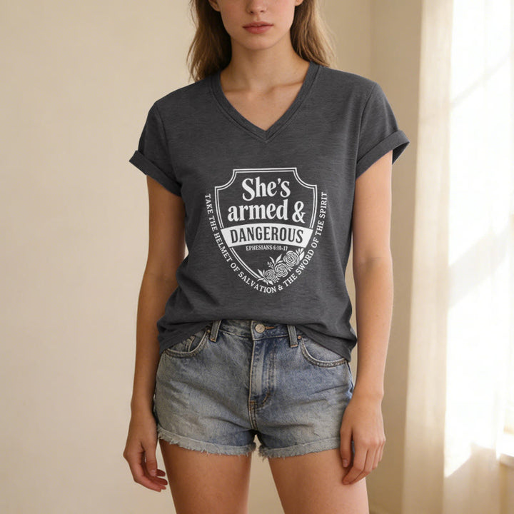 Christianartworkshop T-shirt décontracté à col en V « Elle est armée et dangereuse » - image 21
