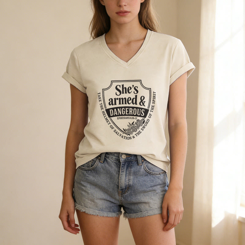 Christianartworkshop T-shirt décontracté à col en V « Elle est armée et dangereuse » - image 7
