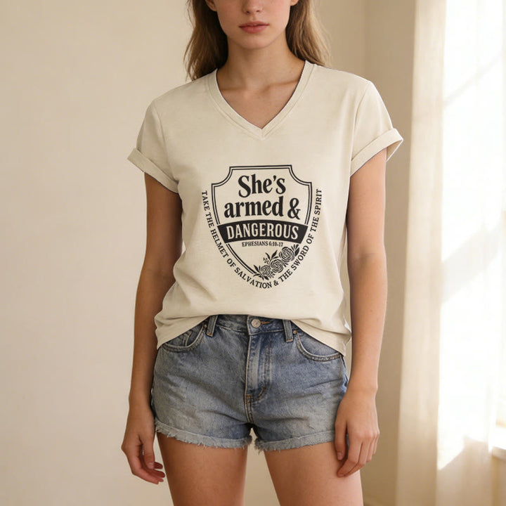 Christianartworkshop T-shirt décontracté à col en V « Elle est armée et dangereuse » - image 7