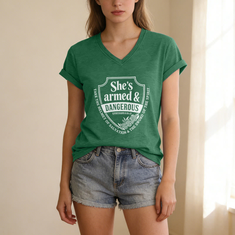 Christianartworkshop T-shirt décontracté à col en V « Elle est armée et dangereuse » - image 17