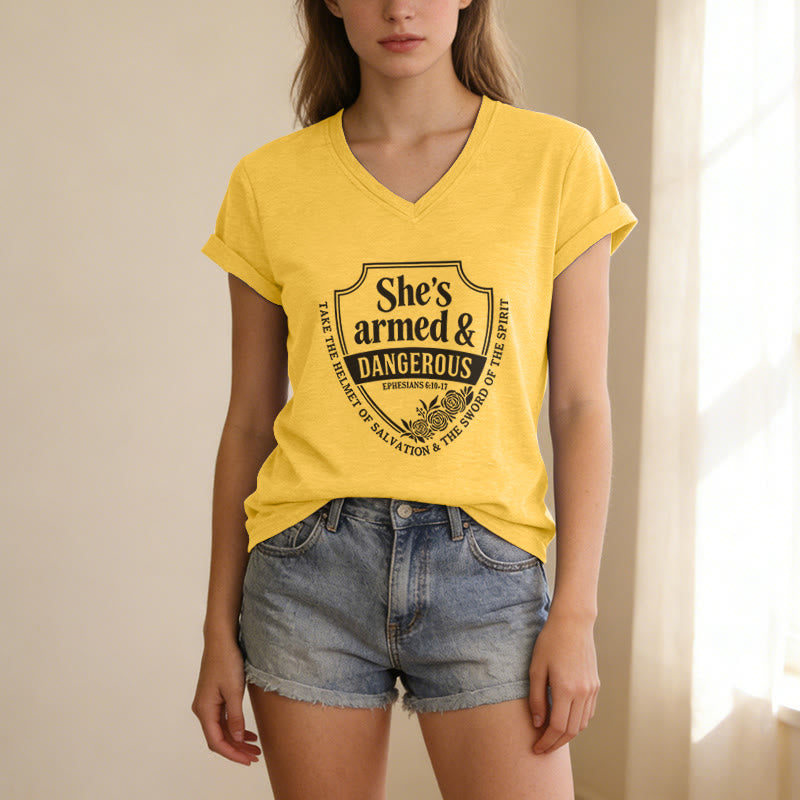 Christianartworkshop T-shirt décontracté à col en V « Elle est armée et dangereuse » - image 9