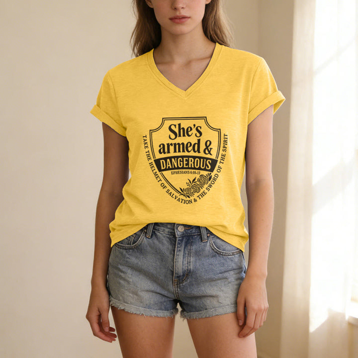 Christianartworkshop T-shirt décontracté à col en V « Elle est armée et dangereuse » - image 9
