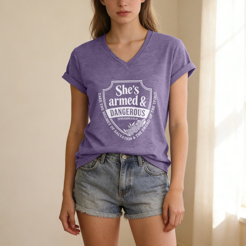 Christianartworkshop T-shirt décontracté à col en V « Elle est armée et dangereuse » - image 1