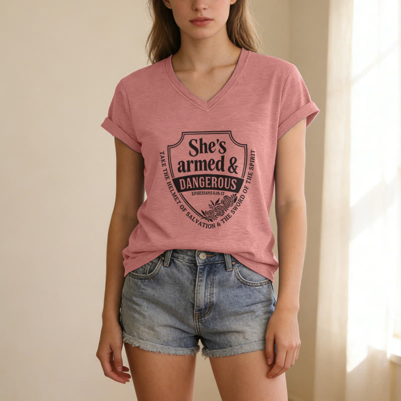 Christianartworkshop T-shirt décontracté à col en V « Elle est armée et dangereuse » - image 13