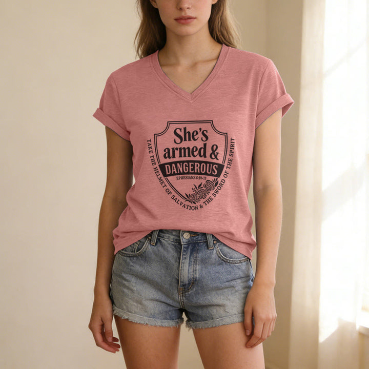 Christianartworkshop T-shirt décontracté à col en V « Elle est armée et dangereuse » - image 13