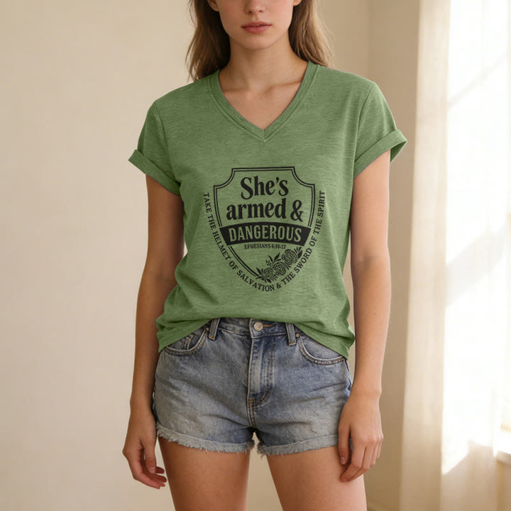 Christianartworkshop T-shirt décontracté à col en V « Elle est armée et dangereuse » - image 3