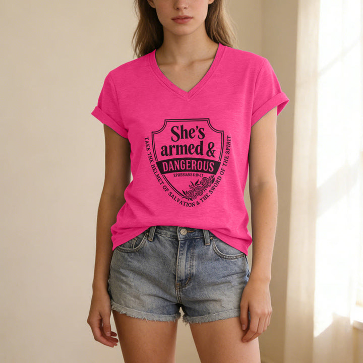 Christianartworkshop T-shirt décontracté à col en V « Elle est armée et dangereuse » - image 25