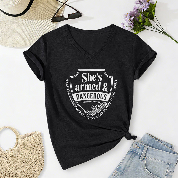 Christianartworkshop T-shirt décontracté à col en V « Elle est armée et dangereuse » - Noir - 2XL - image 14