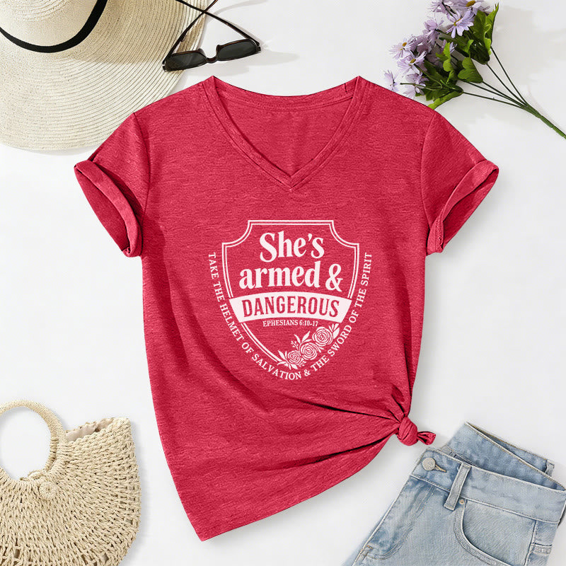 Christianartworkshop T-shirt décontracté à col en V « Elle est armée et dangereuse » - Rouge - 2XL - image 22