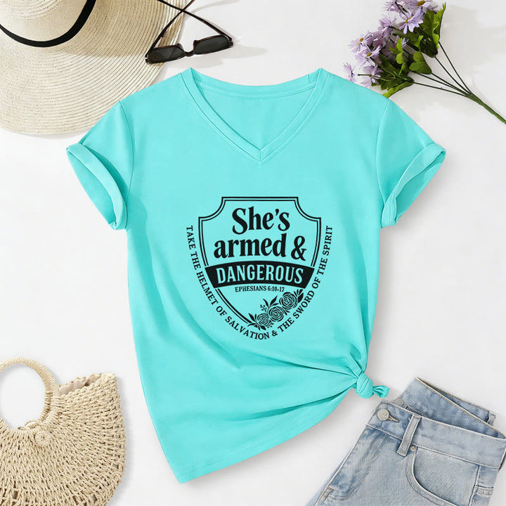Christianartworkshop T-shirt décontracté à col en V « Elle est armée et dangereuse » - Bleu ciel - 2XL - image 10
