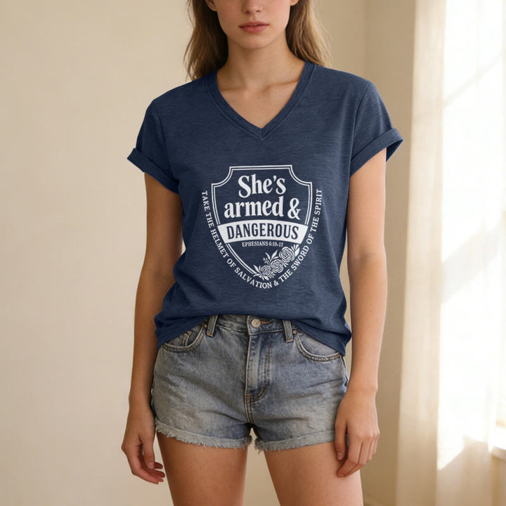 Christianartworkshop T-shirt décontracté à col en V « Elle est armée et dangereuse » - image 19