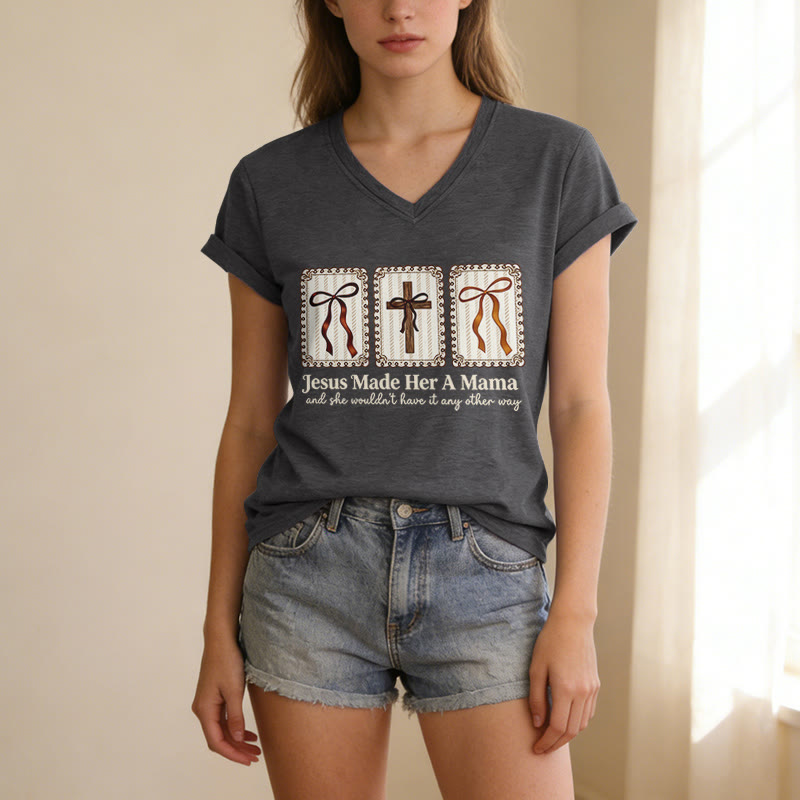 Christianartworkshop T-shirt décontracté à col en V « Jésus l'a faite maman » - image 21